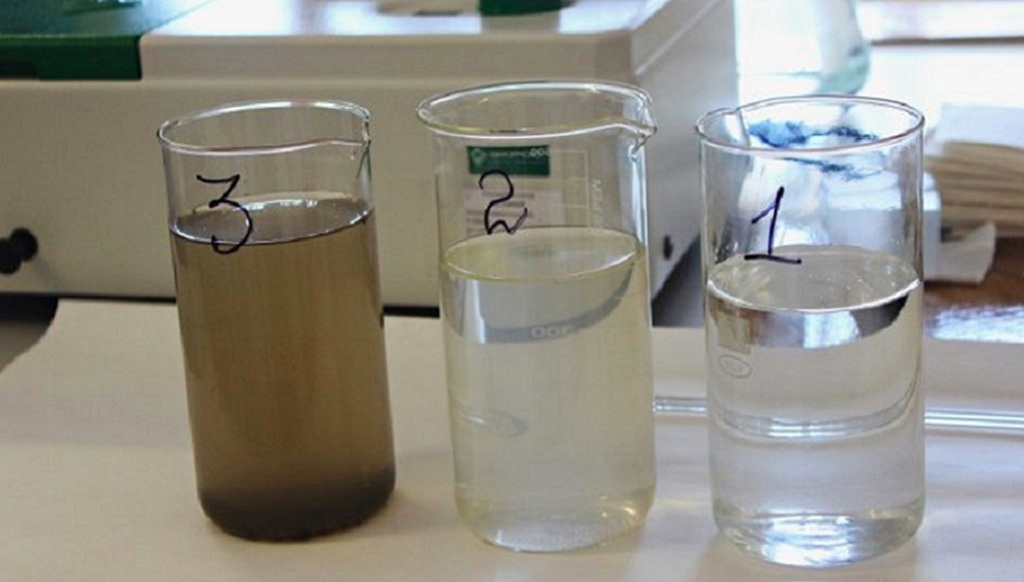 Через баритовую воду. Мутность 1.5 мг/л. Мутность воды. Мутность и Цветность воды. Грязная вода в стакане.
