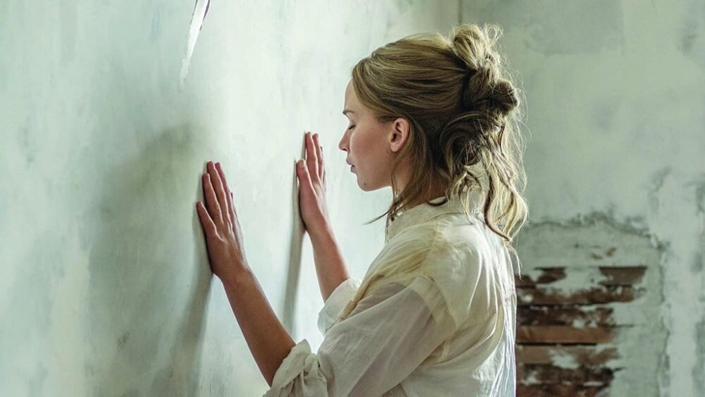 Лучшие ужасы обходятся без монстров. Самые страшные и пугающие – это обычные люди. Фильм, вызывающий сильные и противоположные эмоции. А если периодически ставить себя на место главной героини – действительно ужасно.Она рядом с человеком, которого любит. Однако в их жизни становится всё больше посторонних людей. Настолько много, что они представляют собой угрозу. Ко всему этому – неожиданный финал, заставляющий пересмотреть события сюжета заново.