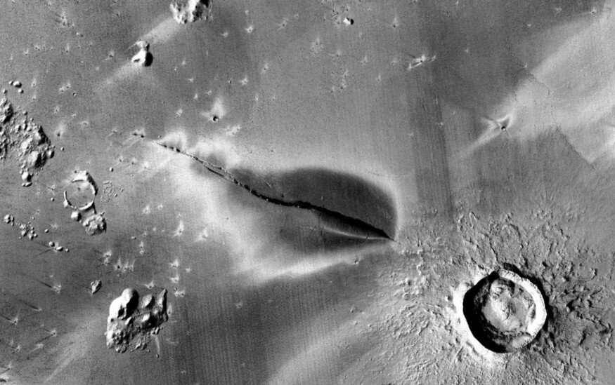 Признаки недавней вулканической активности в Cerberus Fossae. 