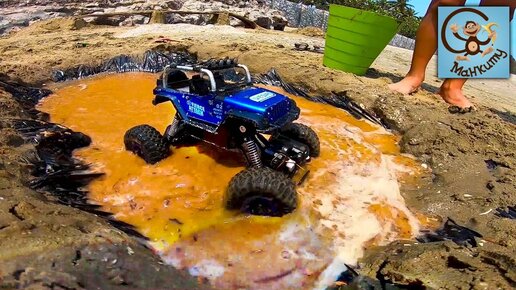 Дети и машинки игрушки. Диана и Даня играют с машинкой на пульте ...