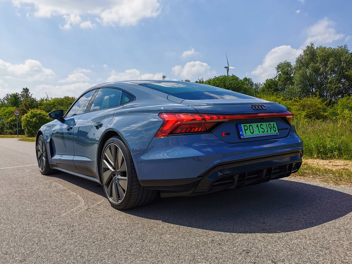 Audi RS e-tron GT такая красивая задняя часть. Остальные водители будут  видеть эту машину только с этой стороны. | АвтоНовости | Дзен