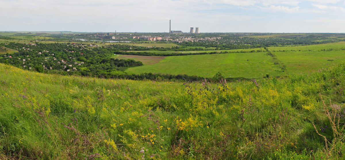 Внизу видна Николаевка, где-то там в деревьях петляет Крынка и как "теплоход" на горизонте - Зуевская ТЭС.