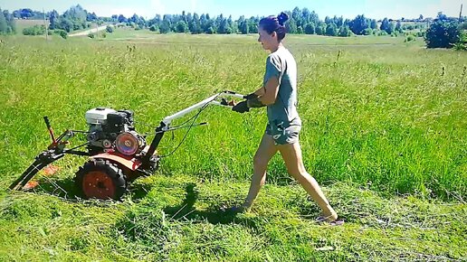 Жена отлично косила, пока не выпрыгнул кот из под косилки. Жизнь в деревне