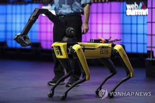 На этой фотографии изображена робот-собака Spot от Boston Dynamics. (Ренхап)
