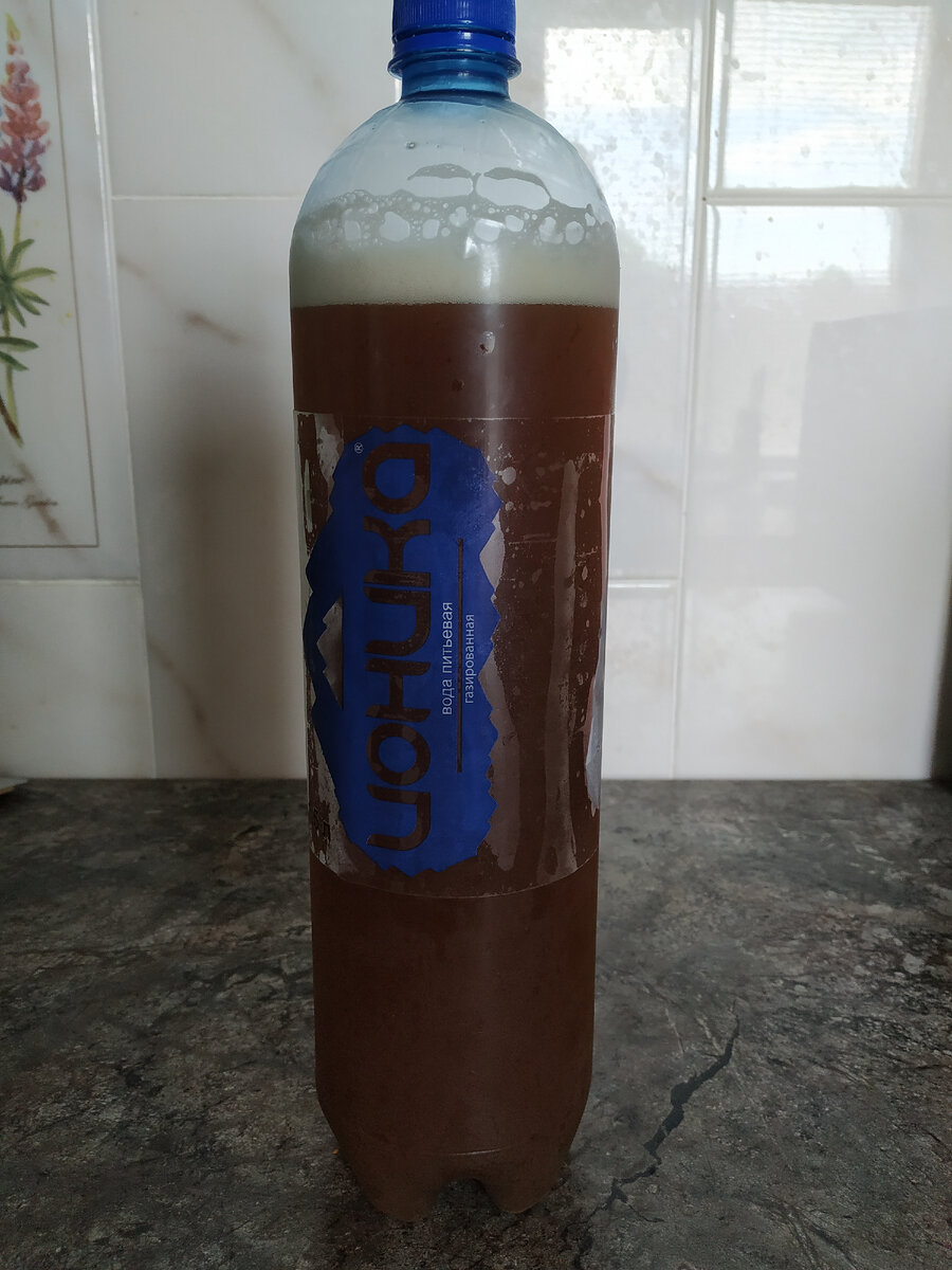 Готовый квас с пенкой.