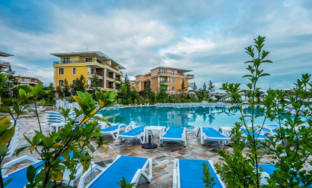 На территории комплекса - бассейн 