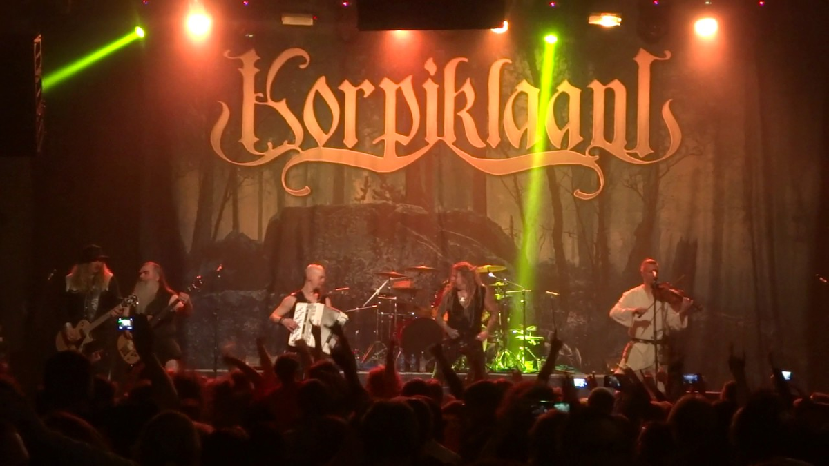 Финны Korpiklaani наяривают музон! /// Изображение отсюда: www.rurockfm.ru