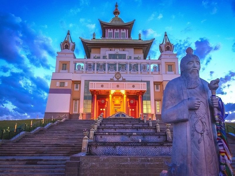 Храм Золотая обитель Будды Шакьямуни