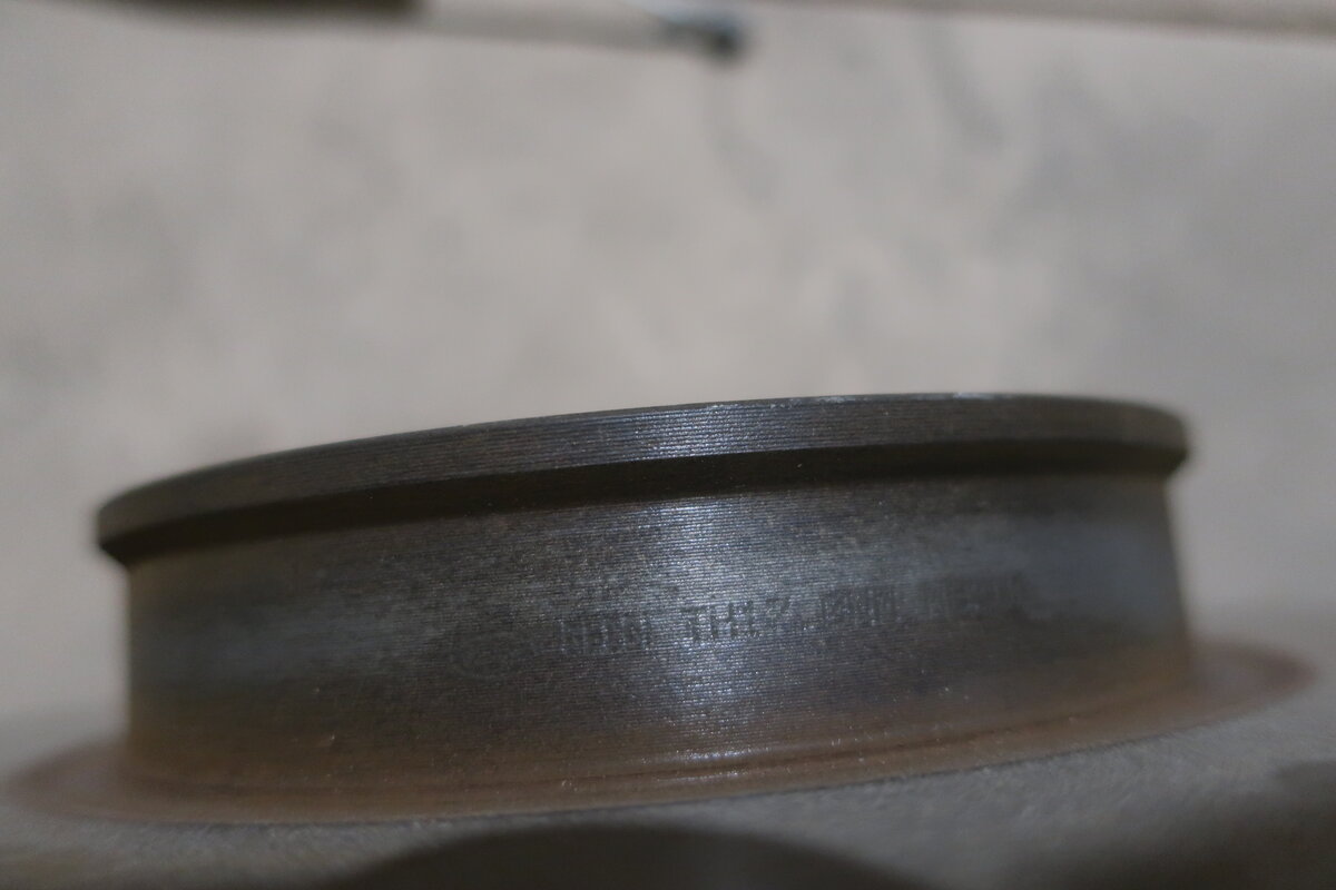 Бортик на тормозном диске это вовсе не повод его менять. Как точно ...