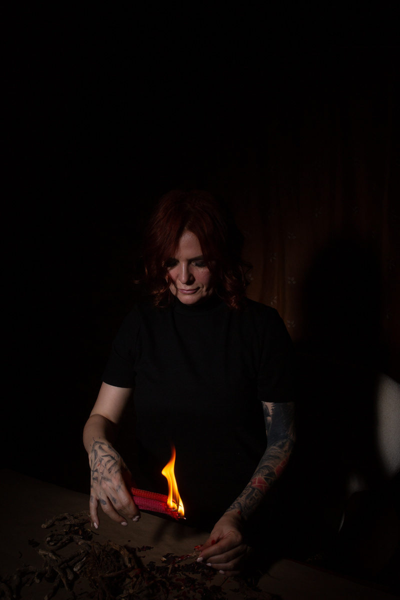 Светлана Леймах - автор уникальных колод таро и оракулов; сертифицированный коуч по развитию личности и масштабированию бизнеса; участник научно-исследовательского проекта GO-RA; основатель центра развития сверхспособностей человека «ИНЫЕ»; регрессолог, гипнотерапевт; светский эзотерик; автор энерготехник по работе с подсознанием; мастер финансовых энергопрактик; магический парфюмер; колумнист научных и глянцевых СМИ.