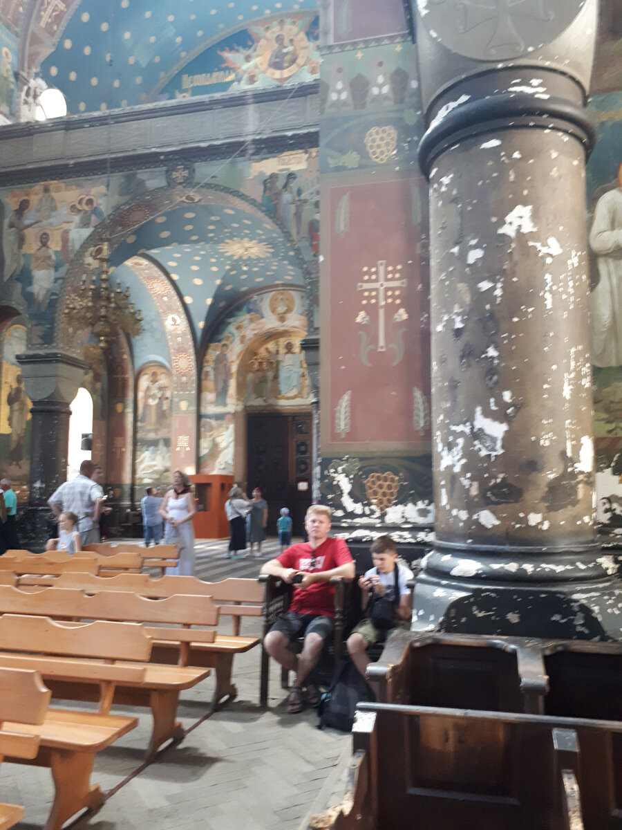 внутри церкви в новоафонском монастыре 