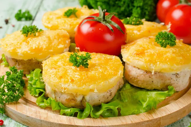 Мясо по-французски с ананасом 