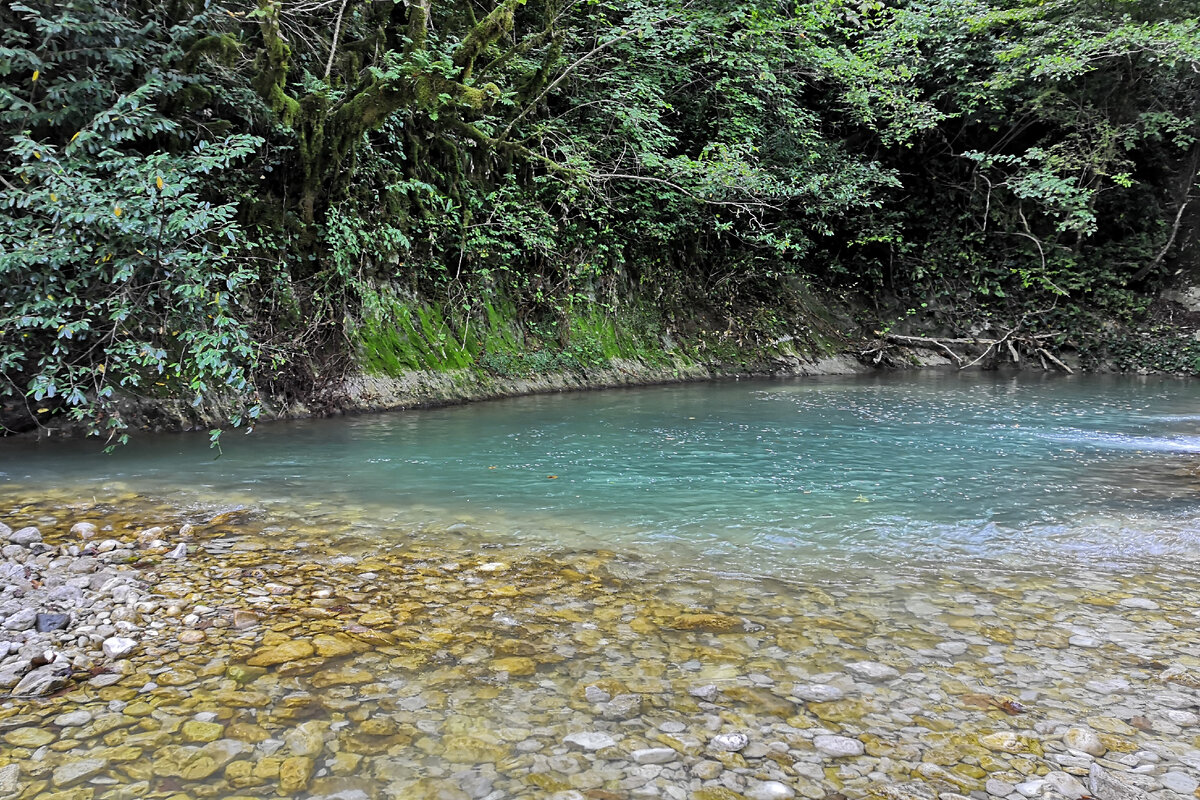 Озеро, образовавшееся по руслу реки Мачары. Камера вообще не передает этой невообразимой красоты. Вода в озере чистая, голубовато-белесая. Даже на вид холодная.  На ощупь очень холодная!