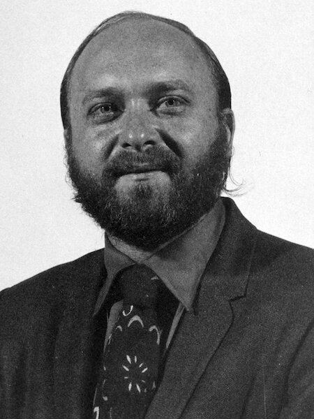 Лео Каданов 1937 - 2015 года в Нью-Йорке. Он получил степени бакалавра, магистра и доктора Гарвардского университета. После получения докторской степени в 1960 году Каданов провел постдокторское исследование в Институте теоретических исследований Бора в Копенгагене. Он поступил на факультет Иллинойского университета в Урбана-Шампейн в 1962 году, где оставался до 1969 года, пока не присоединился к факультету Университета Брауна. Каданов стал профессором физики в Калифорнийском университете в Чикаго в 1978 году, а в 1982 году получил звание почетного профессора физики и математики Джона Д. и Кэтрин Т. Макартур. С 1981 по 1984 и с 1994 по 1997 годы он руководил Исследовательским центром материаловедения Университета Чикаго. 
Он также работал приглашенным профессором в Кембриджском университете в 1965 году и профессором Лоренца в Лейденском университете в Нидерландах в 2003 году