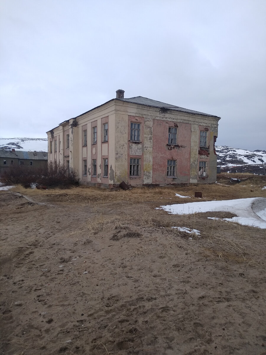 Тоже заброшенный дом.