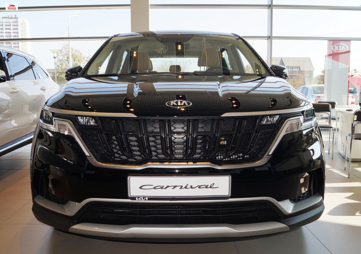 Вид спереди Kia Carnival IV
