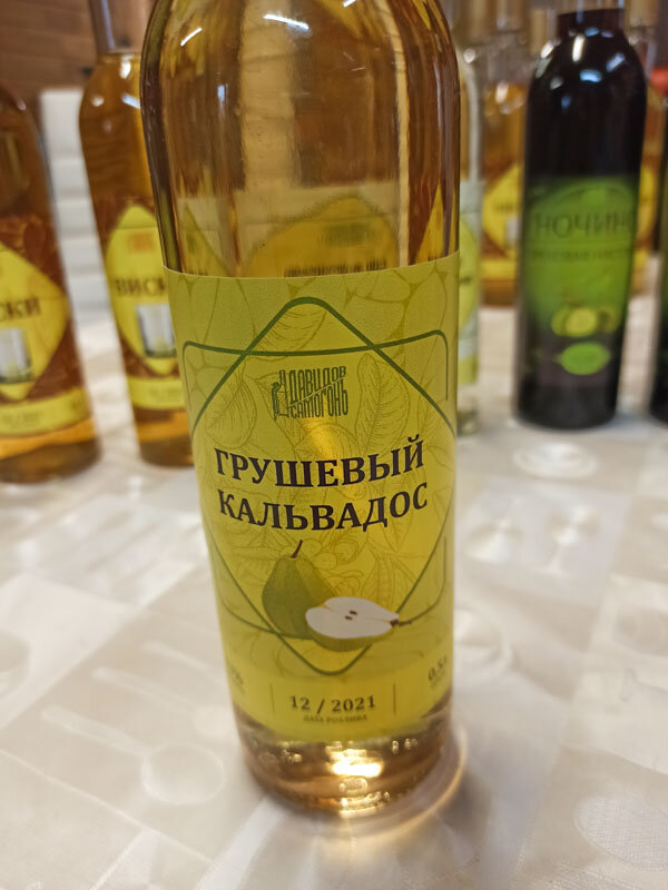 Грушевый кальвадос — этикетка в единой стилистике, читайте об этом ниже. ©