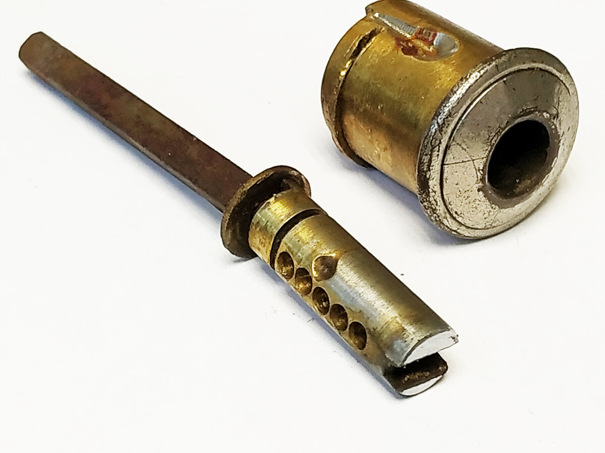 Цилиндр на пять пин. Тело цилиндра было зафиксировано стопорным полукольцом.