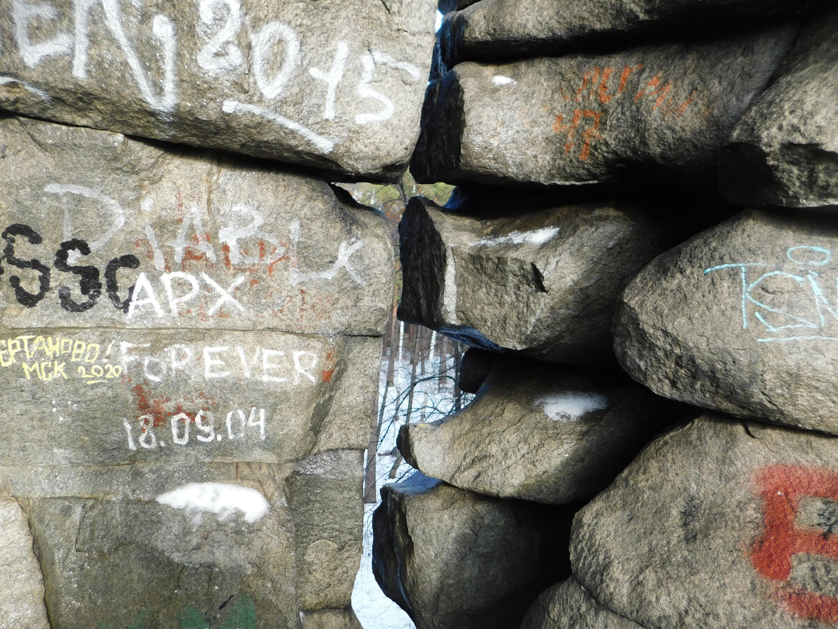 Если с одной стороны ровно - почему рядом уже нет? Особенности скального сложения Чёртова городища. Фото автора.