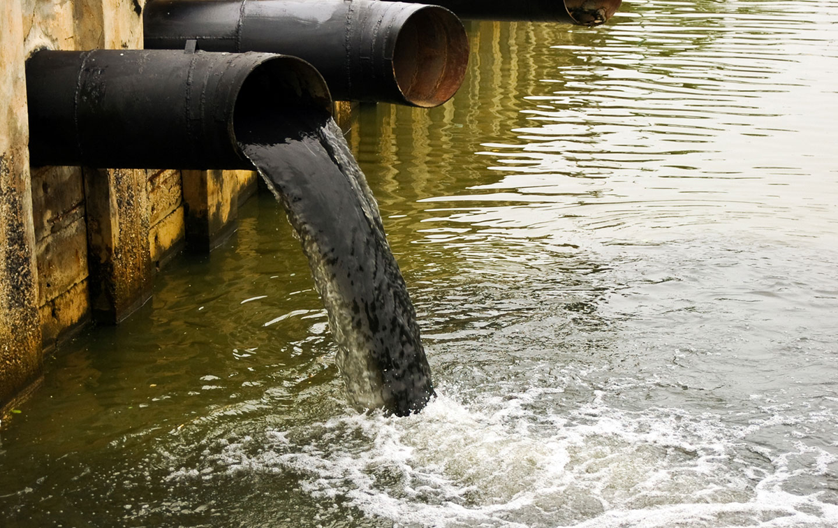 Стоками называют. Загрязнение воды. Промышленные сточные воды. Выброс отходов в реку.