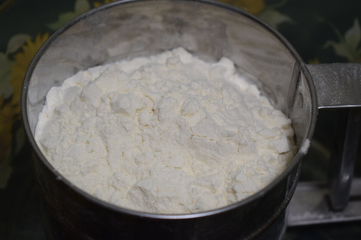 муку просеиваю(фото автора)