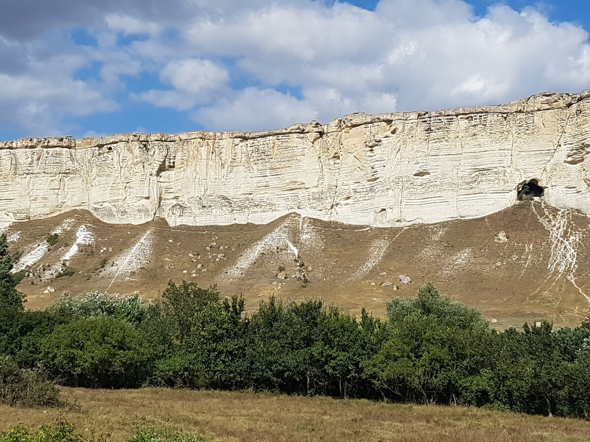 Белая скала вблизи Белогорска.