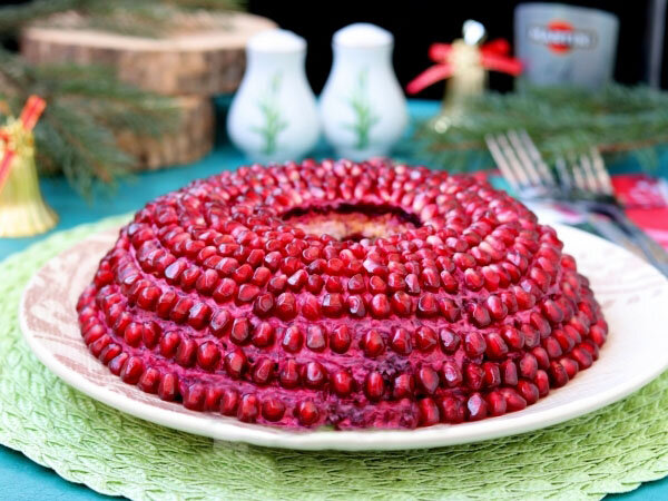 Ингредиенты: Говядина варёная - 250 г

Свекла крупная - 1 шт.

Морковь - 1 шт.

Картофель - 2 шт.

Яйца - 2 шт.

Лук репчатый - 1 шт.

Гранат - 1 шт.

Майонез - по вкусу

Соль - по вкусу

Масло подсолнечное - для жарки