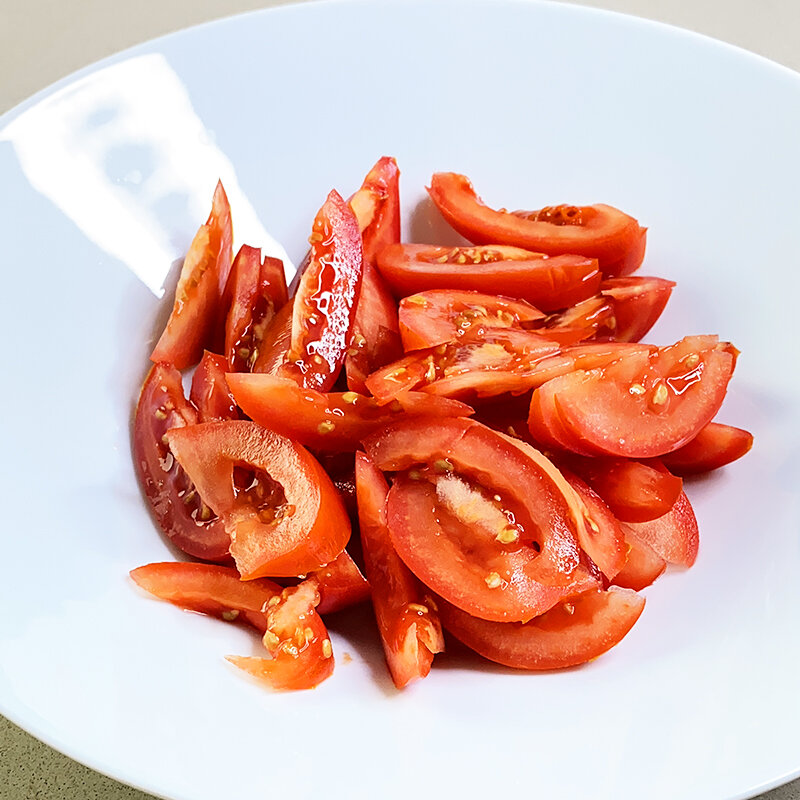 Помидоры нарезаем тонкими ломтиками