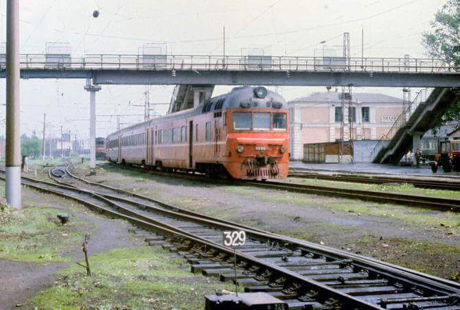 Источник фото http://kamensk-obzor.ru/rertro-foto/434-dizel-poezd-d1-292-3-na-stancii-lihaja-foto.html