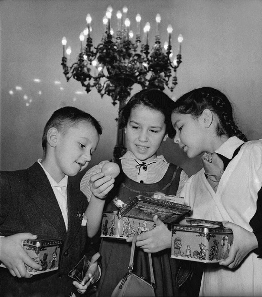 Дети с коробками конфет (традиционные новогодние подарки в СССР). Источник фото: soviet-postcards.com