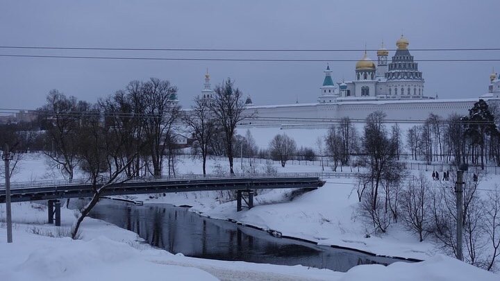 Современный город Истра, являющийся центром Истринского городского округа https://odinmirage.ru/nash-kraj/istoriya-geografiya/krasnogorskij-rajon.html , в прошлом назывался Воскресенск. Был он тогда и уездным центром, был и «разжалован» до заштатного городка, входящего в Звенигородский уезд https://odinmirage.ru/nash-kraj/istoriya-geografiya/vokrug-zvenigoroda.html , но сохранял это красивое имя.