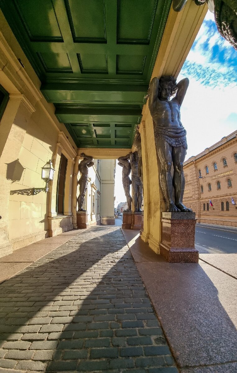 Атланты у Нового Эрмитажа 