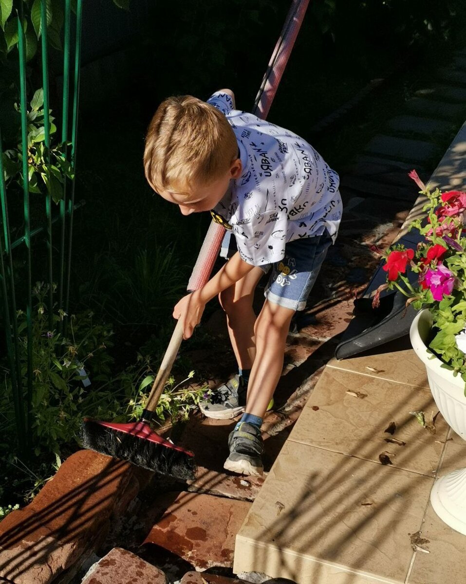 У бабушки на даче сын всегда найдёт, чем заняться