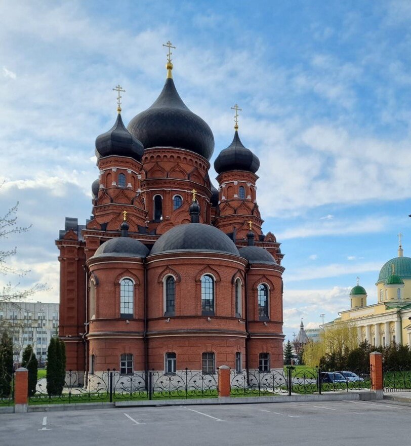Свято-Успенский кафедральный собор в центре Тулы, неподалеку от которого мы припарковались