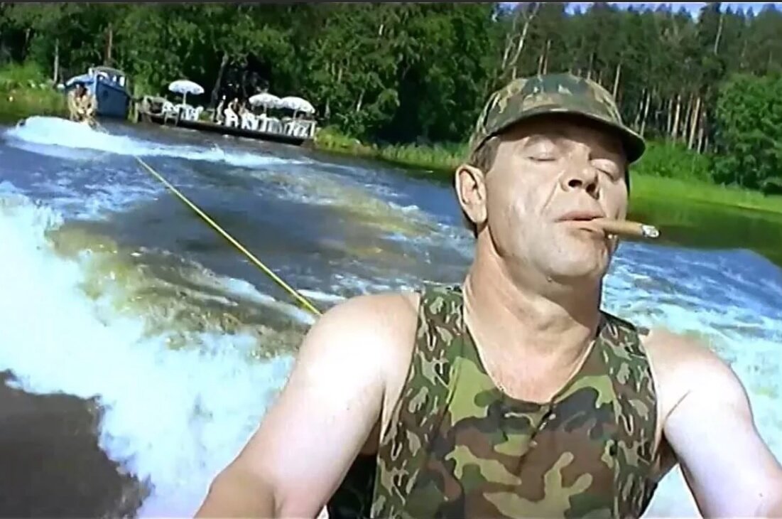 Рыбак на берегу. Кот в прыжке. Смешной кот прыгает. Прекрасные моменты жизни. Маленький рыбак.