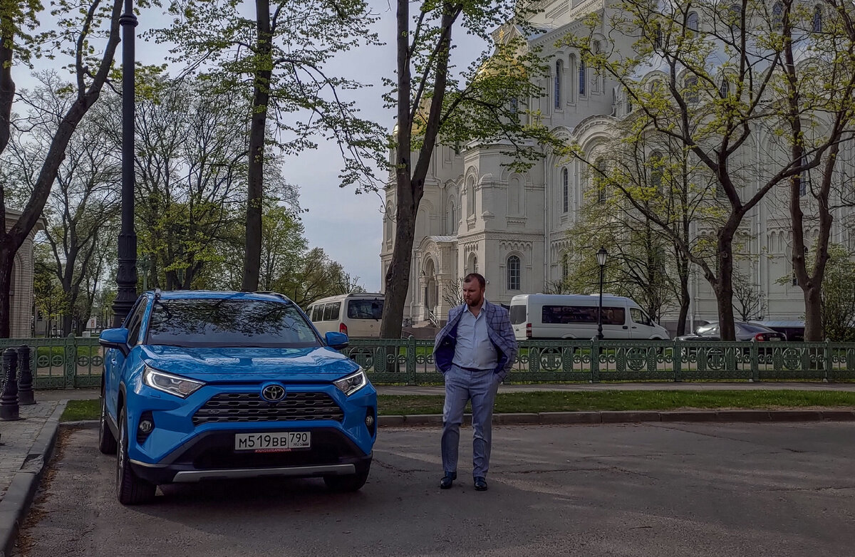 Toyota RAV4. Эта модель собирается на заводе Toyota в Санкт-Петербурге и является одним из ярких и востребованных представителей в своём классе.