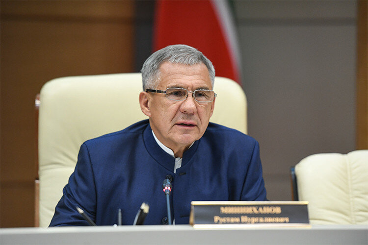 Рустам Минниханов: «Такие происшествия в нашем обществе недопустимы. В наших традициях уважать людей разных национальностей и вероисповедания. Виновные обязательно должны быть установлены и понести полную ответственность за свои действия». Фото: president.tatarstan.ru