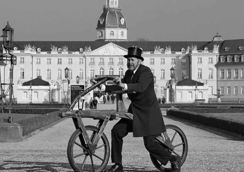 Не сам барон, но счастливый обладатель того самого велосипеда.