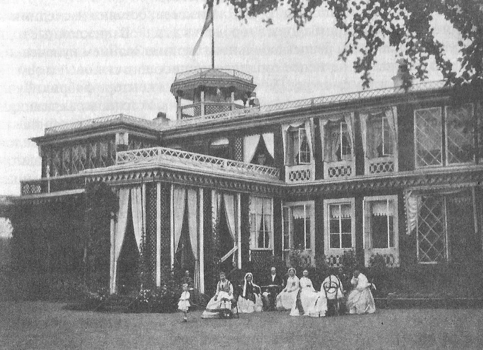 Рюмины на фоне творения Тибо