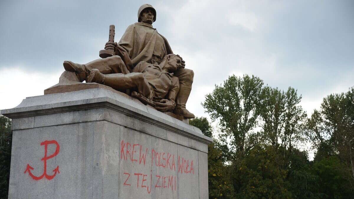    Надписи красной краской на пьедестале одной из скульптур мемориального комплекса на кладбище-мавзолее советских воинов в Варшаве. 19 сентября 2017© РИА Новости / Алексей Витвицкий