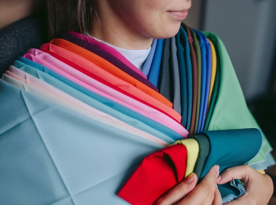 Определение цветотипа при помощи тестовых цветовых платков.