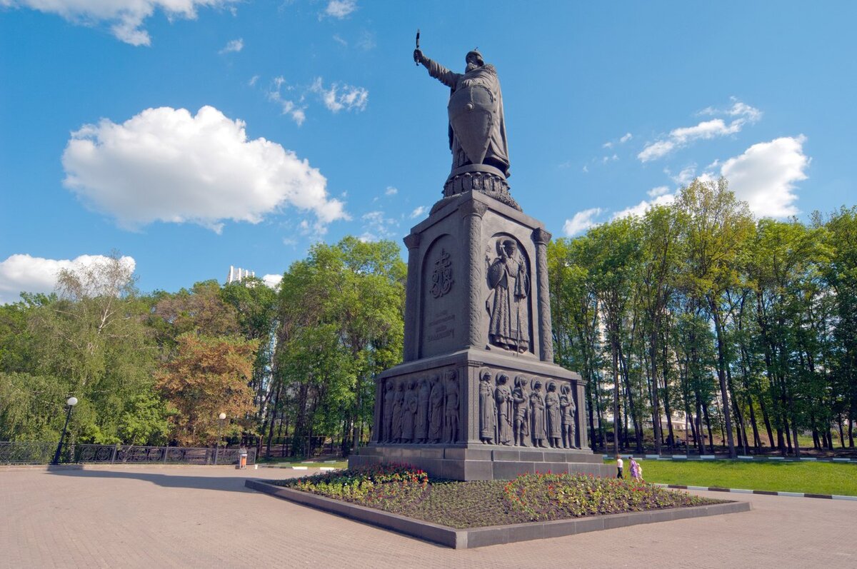 Памятник князю владимиру в белгороде фото