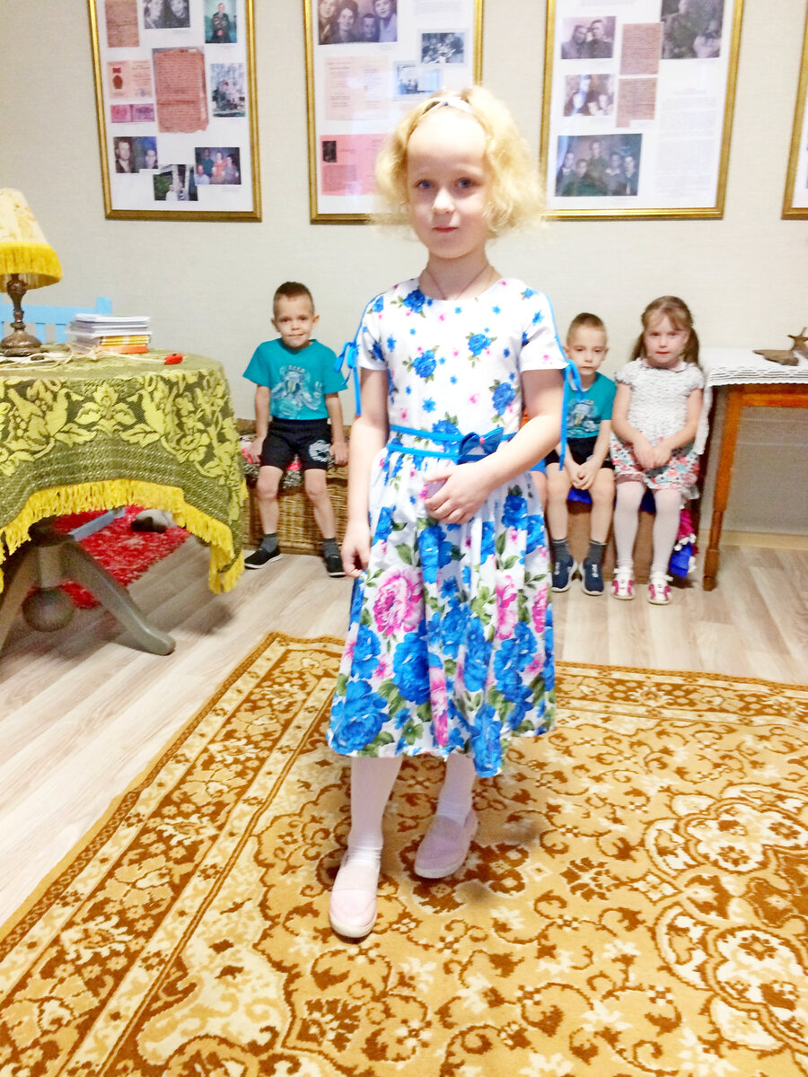 …Глянешь, под стать цветущему льну, подрастает в деревне Василиса, поднимается над землей сине-голубой свет. Верится, что скоро вновь вернется в наши поля лен!