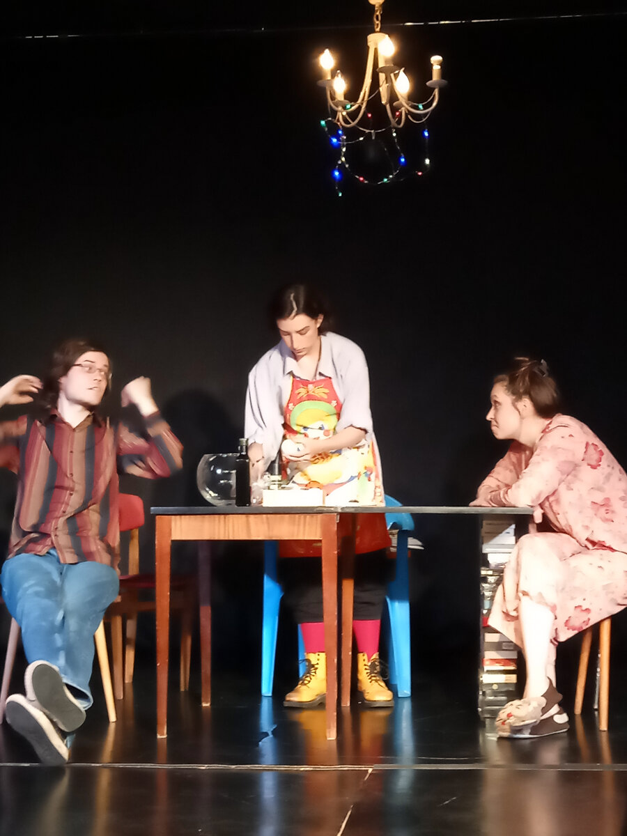 Сцена из спектакля