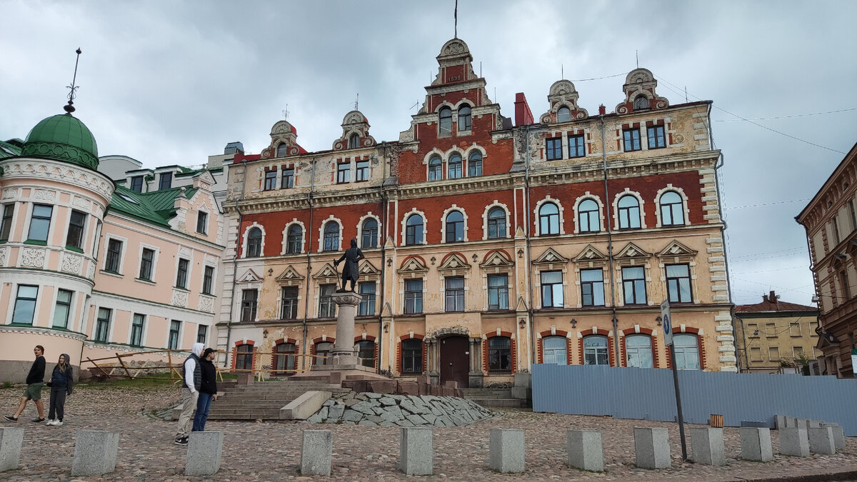 Площадь старой Ратуши и памятник Торгильсу Кнутссону