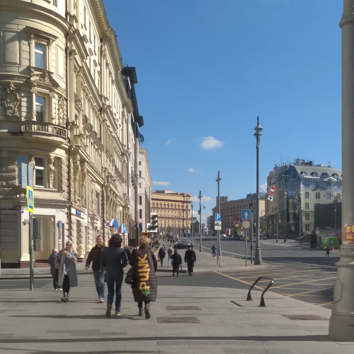 На следующий день после ретрита я поехала в Москву на встречу с Александром Меньшиковым и пока было свободное время до встречи, нагуляла аж 18 км! Легко и осознанно) Думаю, это отчасти благодаря моим практикам