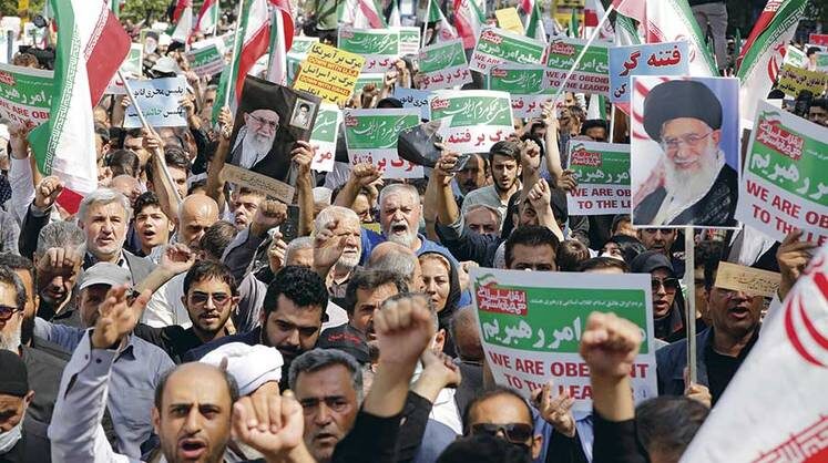    EPA/ABEDIN TAHERKENAREH Проходят в Иране и многотысячные проправительственные митинги