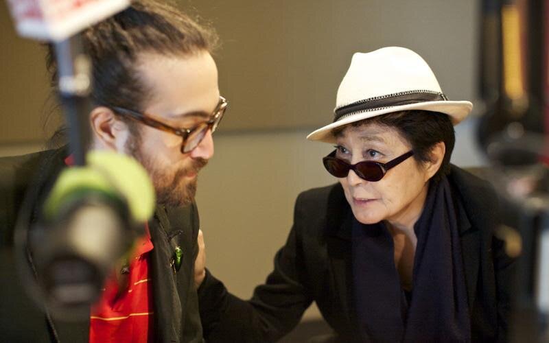 Креативный подарок для своей мамы придумал Шон Леннон (Sean Lennon). Сын Йоко Оно (Yoko Ono) и Джона Леннона (John Lennon) создал в интернете виртуальное «Дерево желаний».