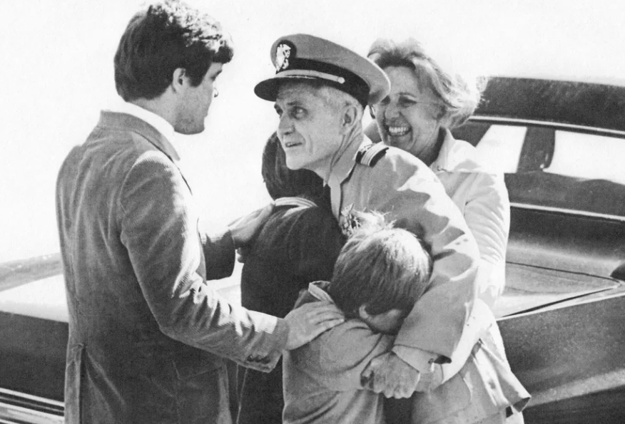 После многих лет разлуки, пилот вернулся домой (по центру)