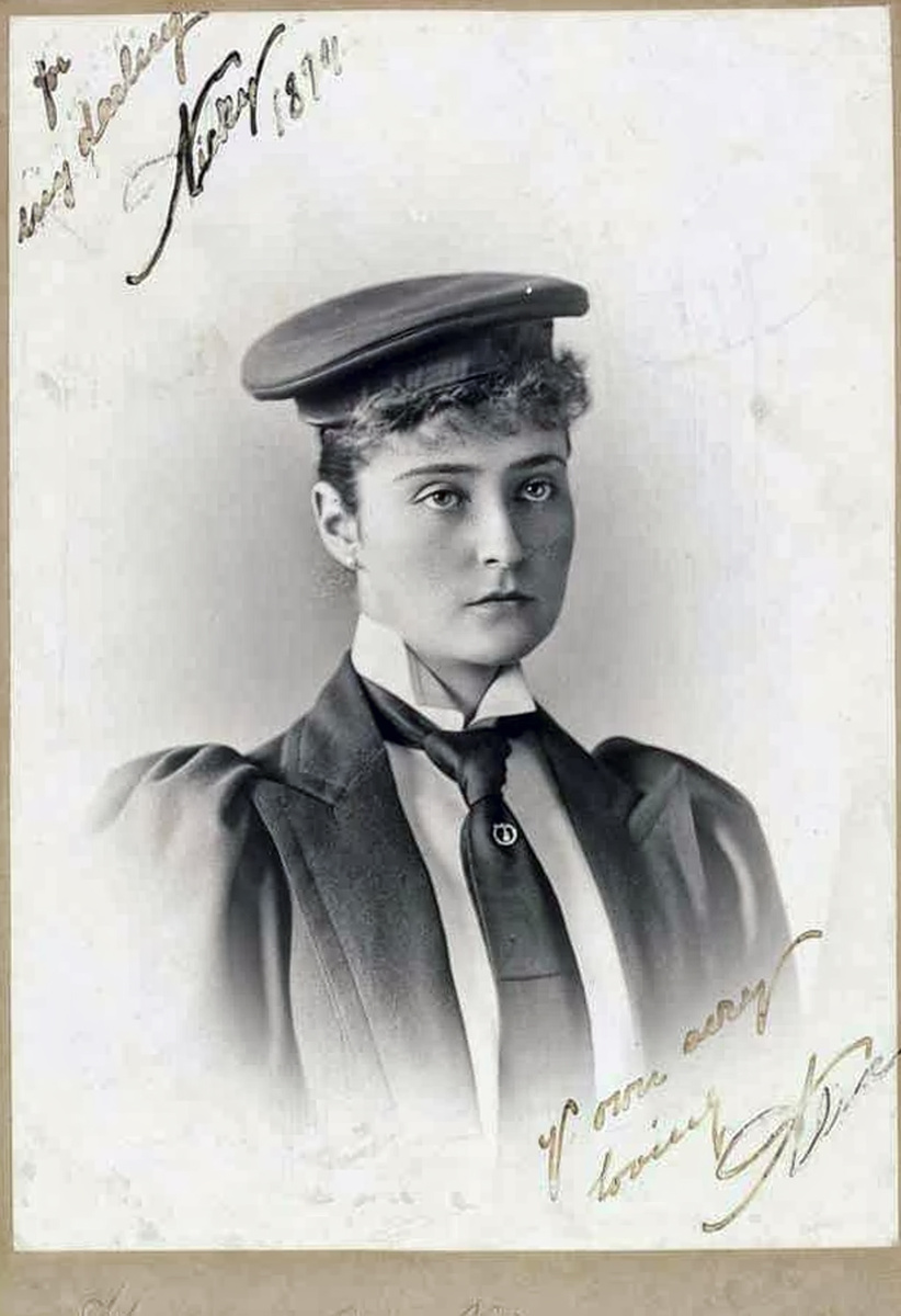 Фотография императрицы Александры, подписанная надписью "Николаю II".  |Неизвестный фотограф, 1894. Коллекция Романовых. Общая коллекция. Библиотека редких книг и рукописей Бейнеке, Йельский университет. 